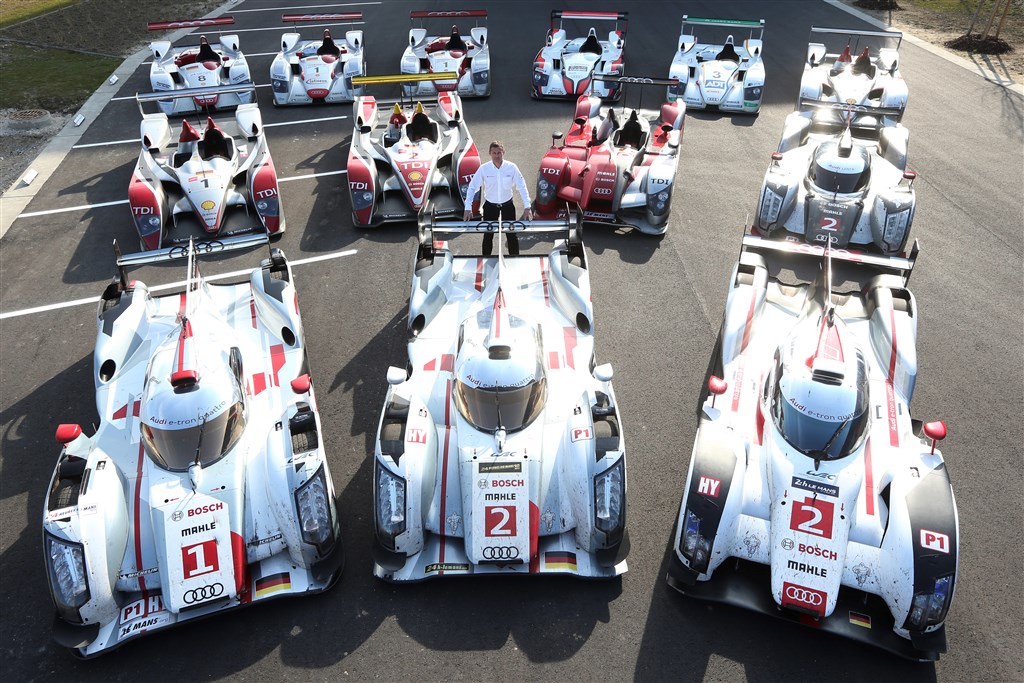 Tom Kristensen sammen med de 13 Le Mans vindere på Audis anlæg ved Neuburg
(Foto: Audi)